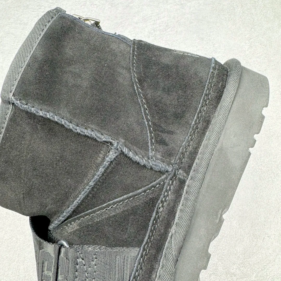 Pick up locally 💰640 UGG 5013 snap-on men's autumn and winter sheepskin and fur integrated snow boots. All shoes are made from the same factory as ZP. Longfeng A-grade Australian imported sheepskin and fur integrated men's boots. Brand OEM production line. Fully follow the ZP process. Original pattern maker of the OEM. Adhering to the principle of no original shoes and no development selection. Pay attention to every detail. The most authentic version on the market TREADLITE "Light Wing" technology outsole Lightweight/durable/flexible/pile size: 40 41 42 43 44 Coding: by3936050
